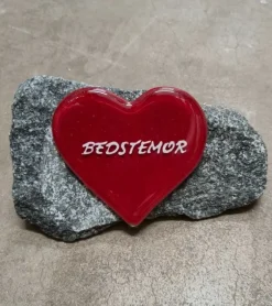 BEDSTEMOR, Rødt Glashjerte På Granitsten