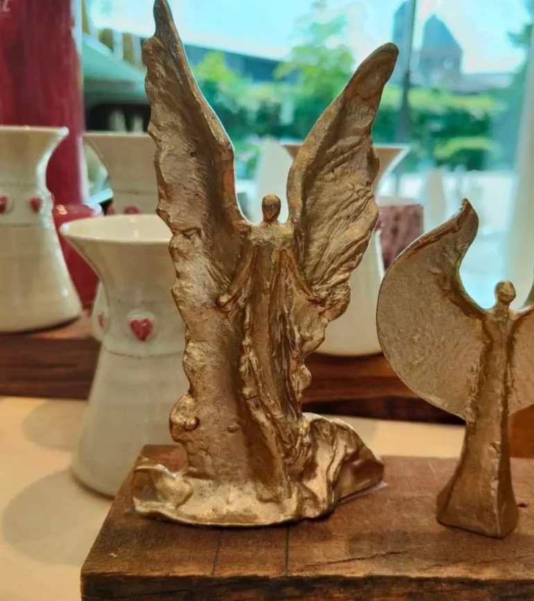 Bronzeskulptur, Engel med brusende vinger, 16 cm