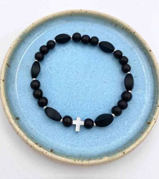 By Gabay, Armbånd med sølvkors, glas- og træperler