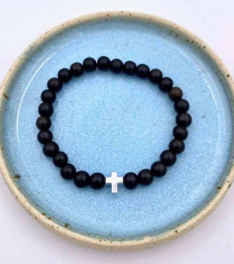 By Gabay, Armbånd med træperler og sølvkors, Ø 18 cm