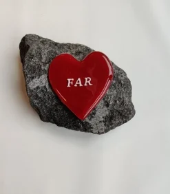 FAR, Rødt Glashjerte På Granitsten