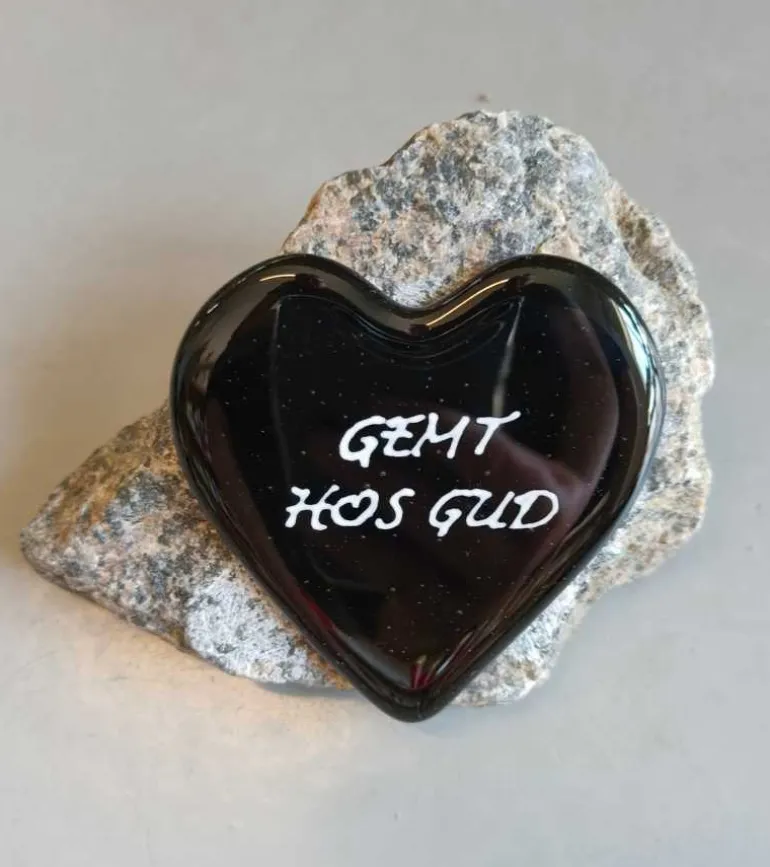 GEMT HOS GUD, Sort Glashjerte På Granitsten
