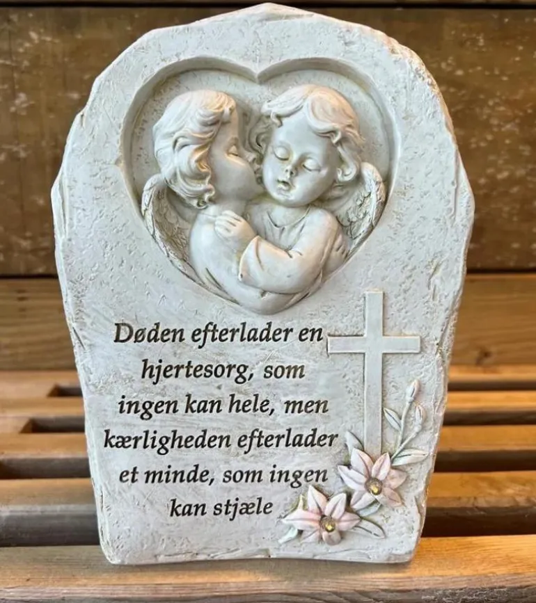 Gravpynt, Engle i sten med solceller