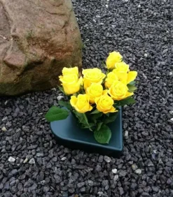 Gravvase udformet som hjerte i plast, 2 L vand, Grå