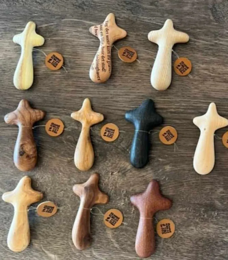 Håndskåret Krammekors af Leif Hygild