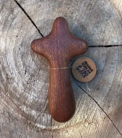 Håndskåret Krammekors af Leif Hygild