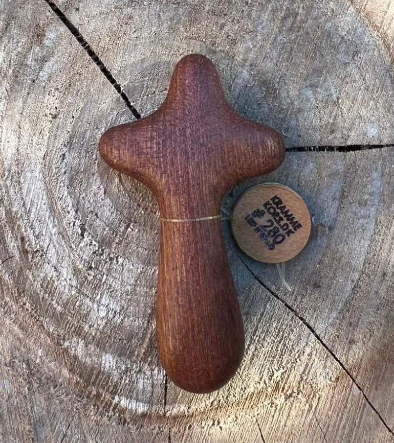 Håndskåret Krammekors af Leif Hygild