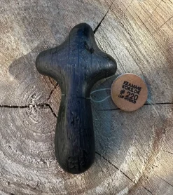 Håndskåret Krammekors af Leif Hygild