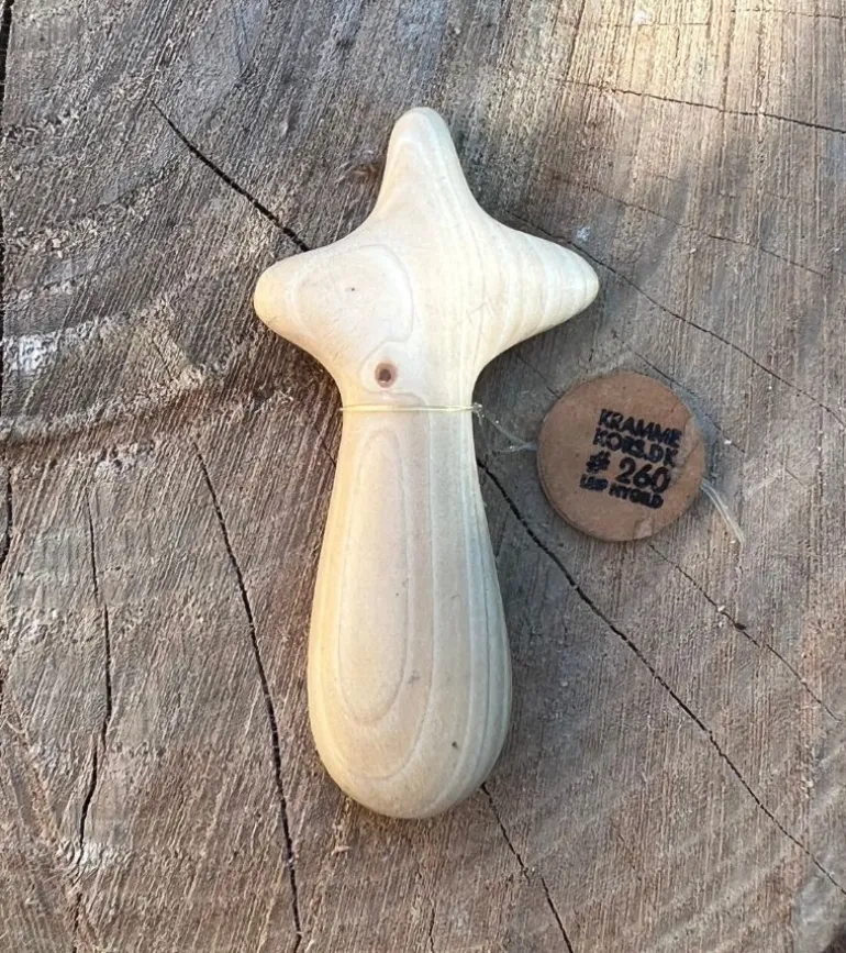 Håndskåret Krammekors af Leif Hygild