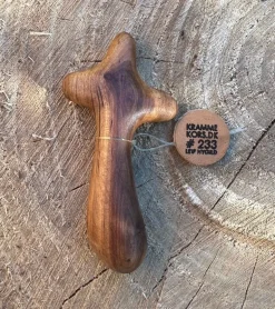 Håndskåret Krammekors af Leif Hygild