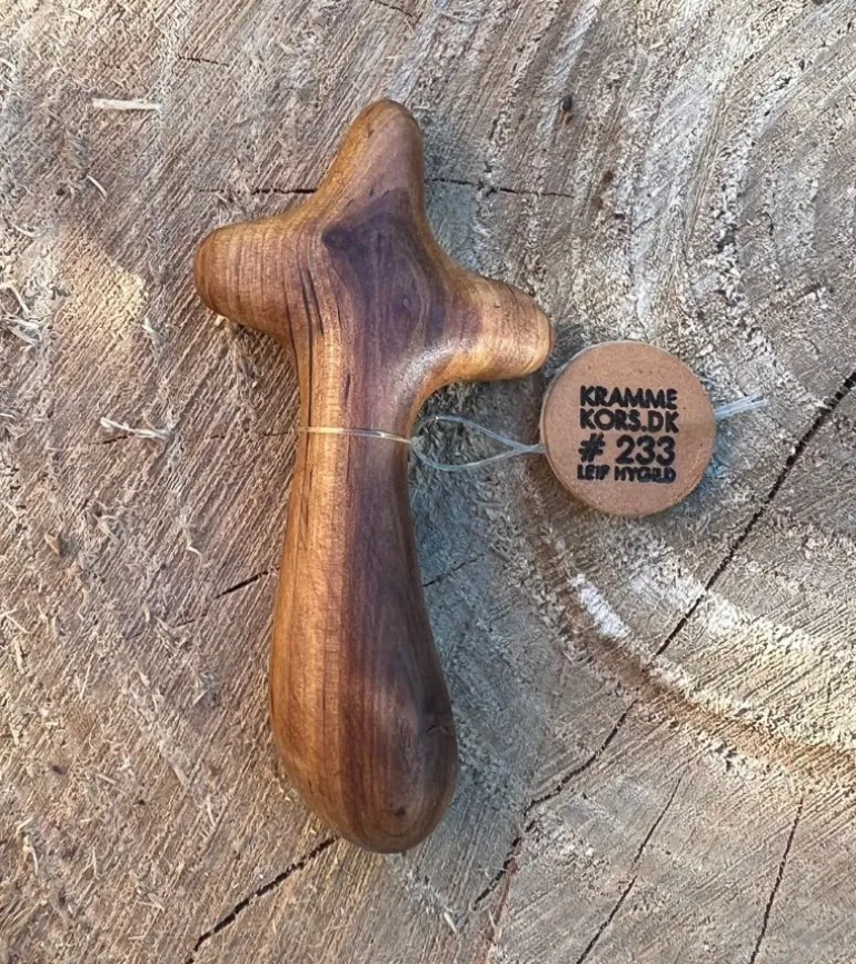 Håndskåret Krammekors af Leif Hygild