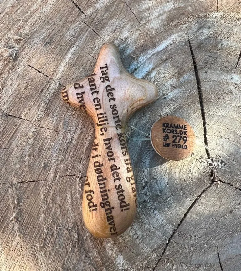 Håndskåret Krammekors af Leif Hygild