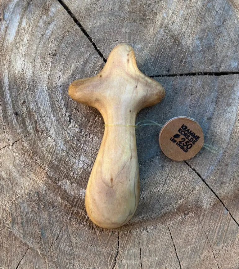 Håndskåret Krammekors af Leif Hygild