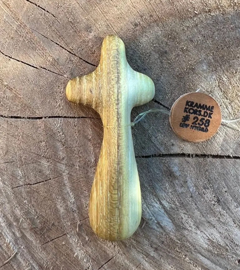 Håndskåret Krammekors af Leif Hygild