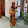 Jesus med korset, Oliventræ, 15 cm