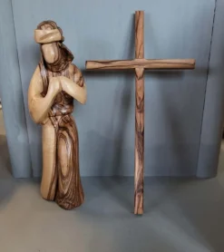 Jesus med korset, Oliventræ, 15 cm