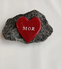 MOR, Rødt Glashjerte På Granitsten