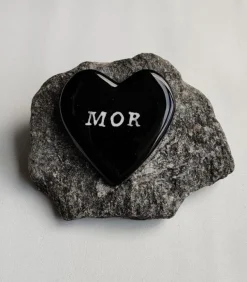 MOR, Sort Glashjerte På Granitsten