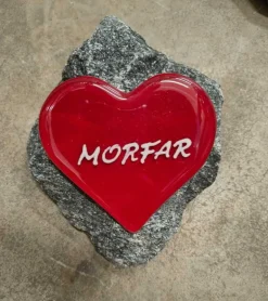 MORFAR, Rødt Glashjerte På Granitsten