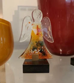 Rød glasengel på fod