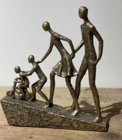 Skulptur Familie med to børn på bakke