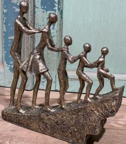 Skulptur Familie med tre børn på bakke