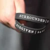 Sort armbånd: Surrounded, Forgiven, Saved
