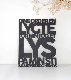 Træskilt, Bibelvers: En Lygte for min fod, Sort MDF