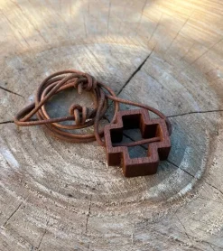 Unika kors med lædersnor