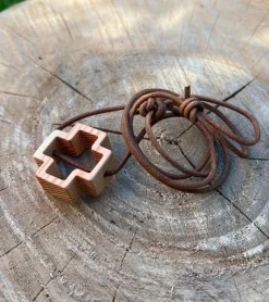 Unika kors med lædersnor